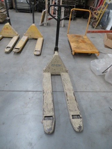 Crown Pallet Truck, Narrow Tynes