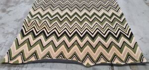 Bayliss Product: Nouvelle Size: 200x300 Design/Colour: Green Zigzag Composition: NZ Blend Wool Construction: Hand-Tufted - 2