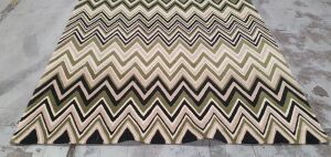 Bayliss Product: Nouvelle Size: 200x300 Design/Colour: Green Zigzag Composition: NZ Blend Wool Construction: Hand-Tufted - 3