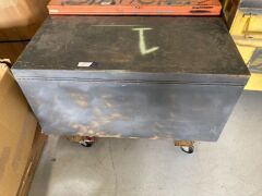 **UNRESERVED** Mobile Tool cabinet