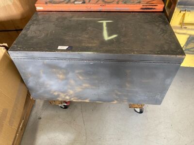 **UNRESERVED** Mobile Tool cabinet