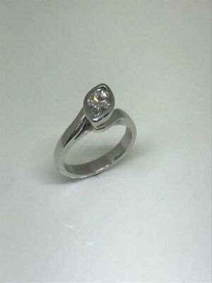 One only apparent platinum diamond solitaire ring.