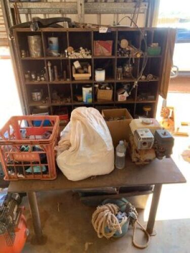 Unreserved-Workbench with pigeon holes