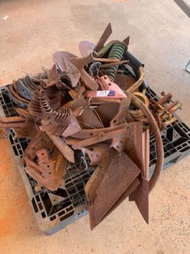 Unreserved-Pallet lot of chisel and plough heads