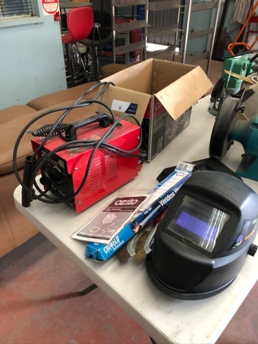 Ozito Fan Cooled Arc Welder in Box, 140 AMP, 240 Volt, with 2 x assorted Welding Shields