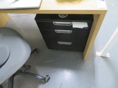 Solid Oak Desk 1400 x 720mm, 2 x Pedestals, 1 x Oak & 1 x Black Timber. 3 x Office Chairs, 2 with Web Backs - 5