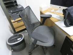 Solid Oak Desk 1400 x 720mm, 2 x Pedestals, 1 x Oak & 1 x Black Timber. 3 x Office Chairs, 2 with Web Backs - 6