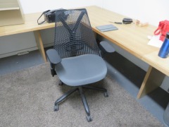 Solid Oak Desk 1400 x 720mm, 2 x Pedestals, 1 x Oak & 1 x Black Timber. 3 x Office Chairs, 2 with Web Backs - 8