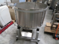**Reserve now met** Stainless Steel Weighing Mixing Bowl - 11
