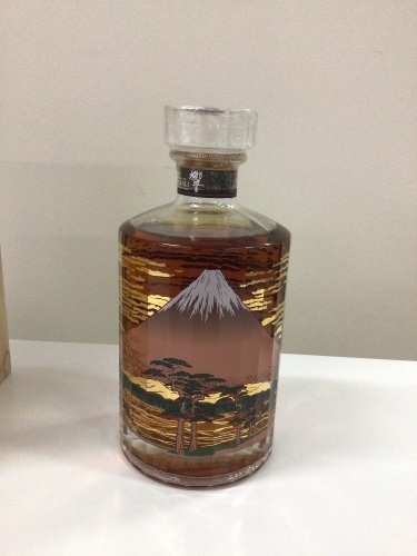 Suntory Hibiki 21Yrs Mt Fuji Limited Edition 2015 in a Wooden Cypress Box (Insurance Payout Value: Approx $8000)