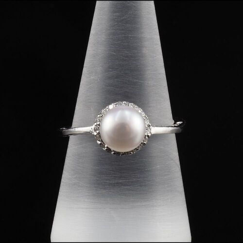 Sterling silver ring set with freshwater pearl & cubic zirconia