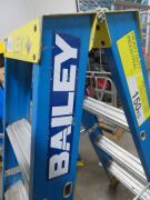 2 x Bailey Fibreglass Step Ladders, 1.2m, 150Kg - 5