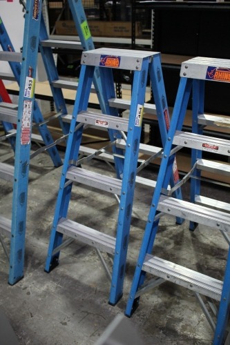 Step Ladder, Fibreglass, Make: Rhino, Model: FCDS04, Size: 1.2m, Maximum Load: 120kg