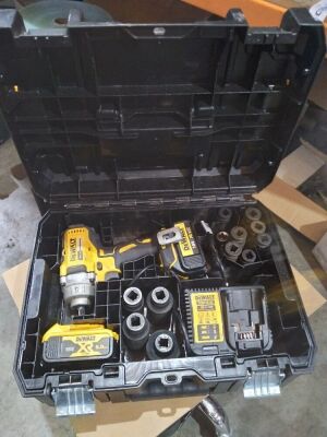 DeWalt 18V Brushless Lithium Ion 5.0Ah (DCF894P2) W/ Drill attachments.