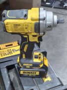 DeWalt 18V Brushless Lithium Ion 5.0Ah (DCF894P2) W/ Drill attachments. - 3