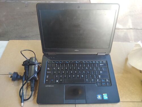 Dell Latitude E5440 | No HardDrive | S/N: CKPRVZ1 | + Charger & bottom attachment | Has Minor damage, Scratches/Scuff marks.