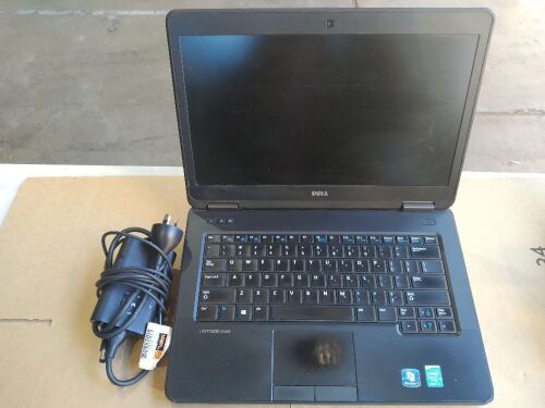 Dell Latitude E5440 | No HardDrive | S/N: 70D3VZ1 | + Charger & bottom attachment | Has Minor damage, scratches and scuff marks (Note: Screen broken)