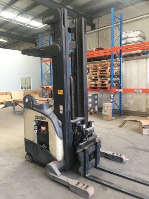 Crown RR5020-45 Electric Reach Stand Up Forklift with 5650 Hours, good working order