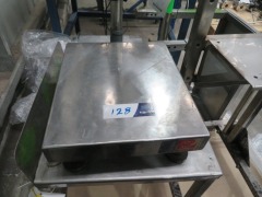 Electronic Platform Scale on Stainless Steel Stand
Make: Ohaus Defender 2000
Model: T24PEAU
Max: 30Kg - 2