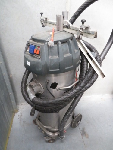 Wet & Dry Vacuum Cleaner
Delfin
Model: MTL802WDP-002
with Hose, Wand & Floor Tools
240 Volt