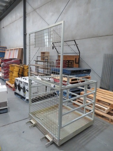 Forklift Safety Cage
Make Two Bays Forklift P/L
Type: FWP25
DOM: 09/2016
1140 x 1080 x 2070mm H
