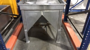 Stainless steel screening hopper, fabricated hopper with top screen mesh
840x840x910H - 2