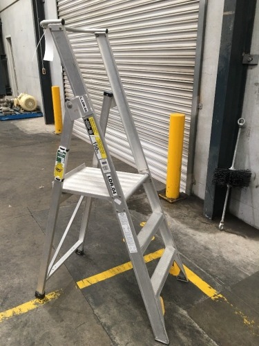 Bailey Aluminium 3 Step Platform Ladder, Platform height: 850mm, Overall height: 1870mm