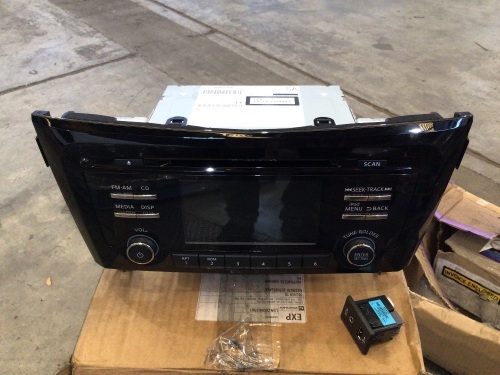 Center dash screen / genuine Nissan | Please refer to the images