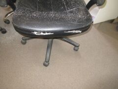 Quantity of 3 Manager Chairs, Faux leather, Gas lift - 2