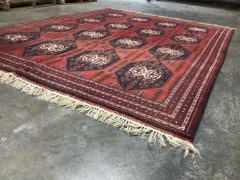 Hand stitched Persian style rug, 3.4m x 2.5m, red base with blue and white geometric pattern - 4