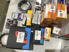 Box of steering rack boot kits, pump, hub assembly, ignition lead sets air/fuel sensors etc. Please refer to images of items. - 3