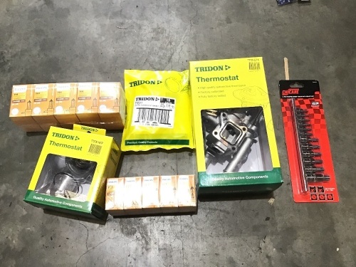 Box of thermostats, Philips h4/h7, gaskets and socket set. Please refer to images of items. 
