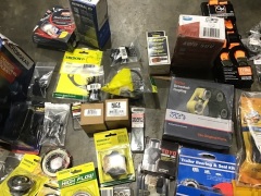 Box of power steering pump, rear wheel cylinders, radiator caps, thermostats, trailer wheel bearing sets, light restoration kit, brake pads etc. Please refer to images of items. - 4