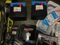 Box of gas struts, v belts, manifold gaskets/rocker cover etc. Please refer to images of items. - 2