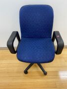 Quantity of 9x Office Chairs and 1 table, See Images For Details - 4