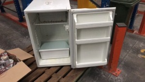 Westinghouse bar refrigerator 
140 litre
240 volt plug - 2