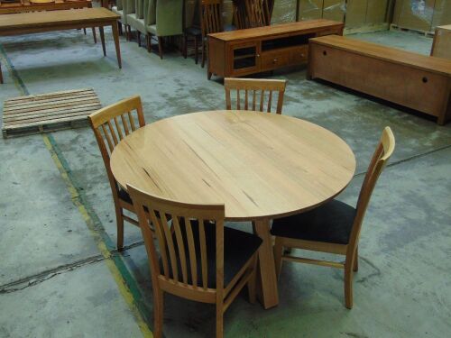 Round 4 Seater dining table - Dims 1350 x 1350 x 770H mm - Oak finish