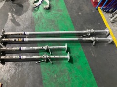 4 x form work props, 2 sizes - 2