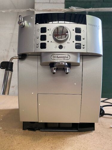 Damaged and untested Delonghi ECAM22110SB Magnifica S Fully Automatic Coffee Machine