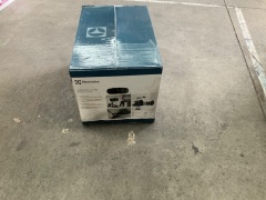 Electrolux UltimateHome 700 Bagless Canister Vacuum EFC71631 - 5