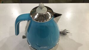 DeLonghi 1.7L Icona Capitals Kettle - Lisbon Azure KBOC2001AZ - 3