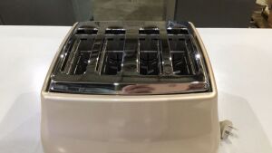 Delonghi Icona Metallics 4 Slice Toaster Beige CTOT4003BG - 3