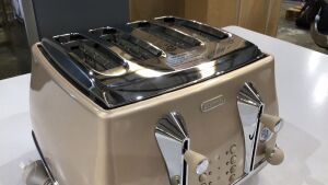 Delonghi Icona Metallics 4 Slice Toaster Beige CTOT4003BG - 5