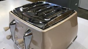 Delonghi Icona Metallics 4 Slice Toaster Beige CTOT4003BG - 6