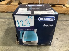 DeLonghi 1.7L Icona Capitals Kettle - Lisbon Azure KBOC2001AZ - 2