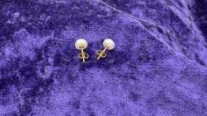 9ct Yellow Gold Freshwater Pearl Studs - 2