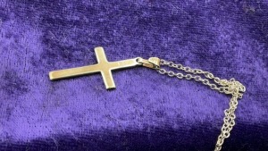 9ct White Gold Crucifix Pendant Necklace - 3