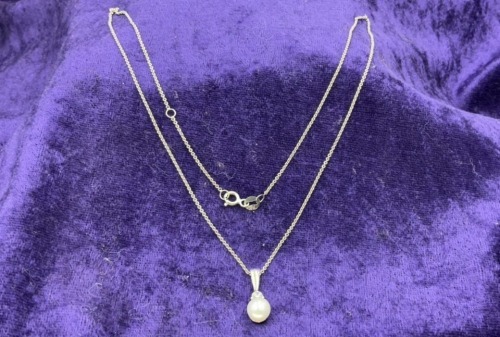 Sterling Silver Freshwater Pearl And White Cubic Zirconia Pendant Drop Pendant - Comes With 46cm Sterling Silver Chain