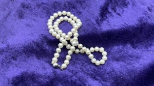 42cm Strand of White Freshwater Pearls - 2