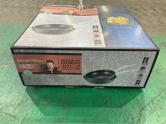 Jamie Oliver 2-Piece Cooks Classic 24 and 28cm Frypan Set and Bonus Sharks Tooth Grillpan H902S244BGP - 10